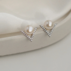 V-Shape Earring with Pearl Stone